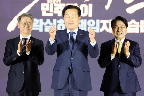 양 주먹 쥔 주철현 후보