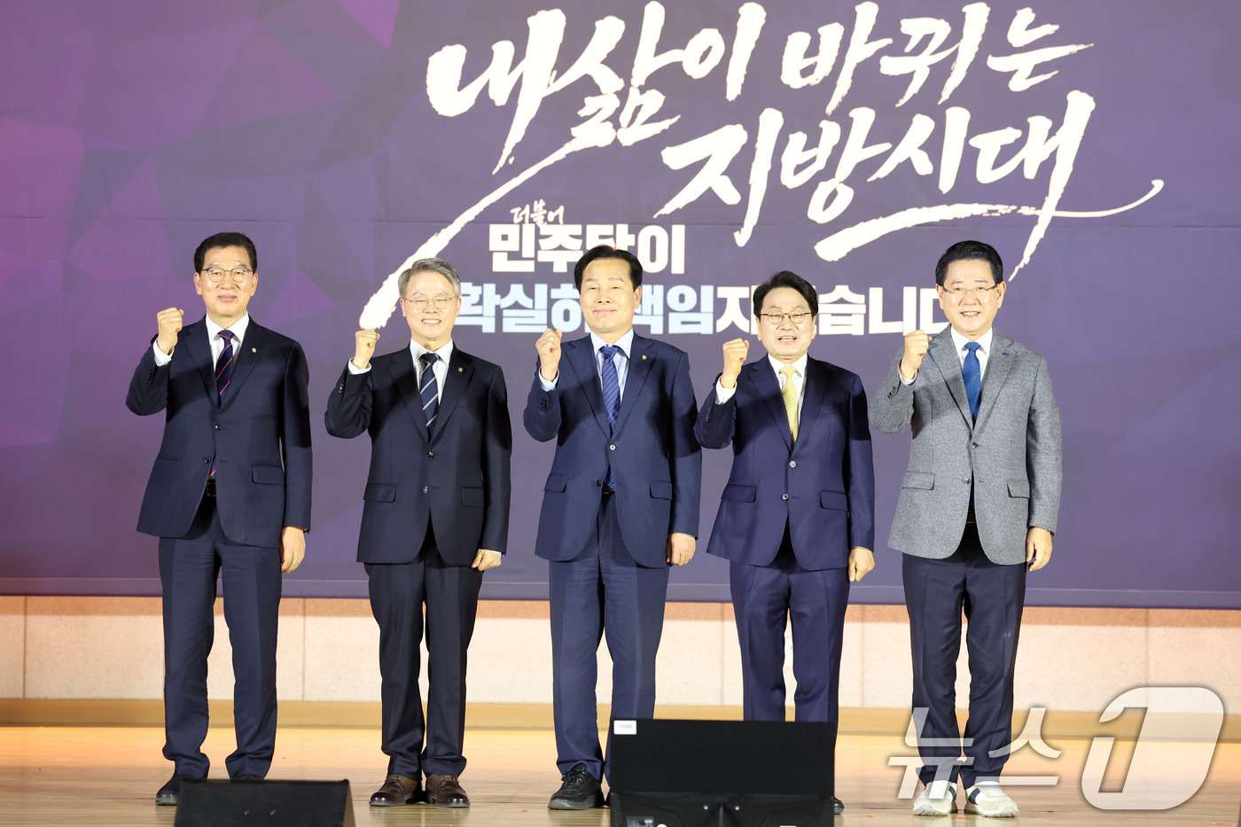 (목포=뉴스1) 이승현 기자 = 27일 오후 전남 목포수산물유통센터 다목적강당에서 열린 더불어민주당 전남광주통합특별시장 후보자 선출을 위한 정책배심원 권역별 심층토론회에서 후보들이 …