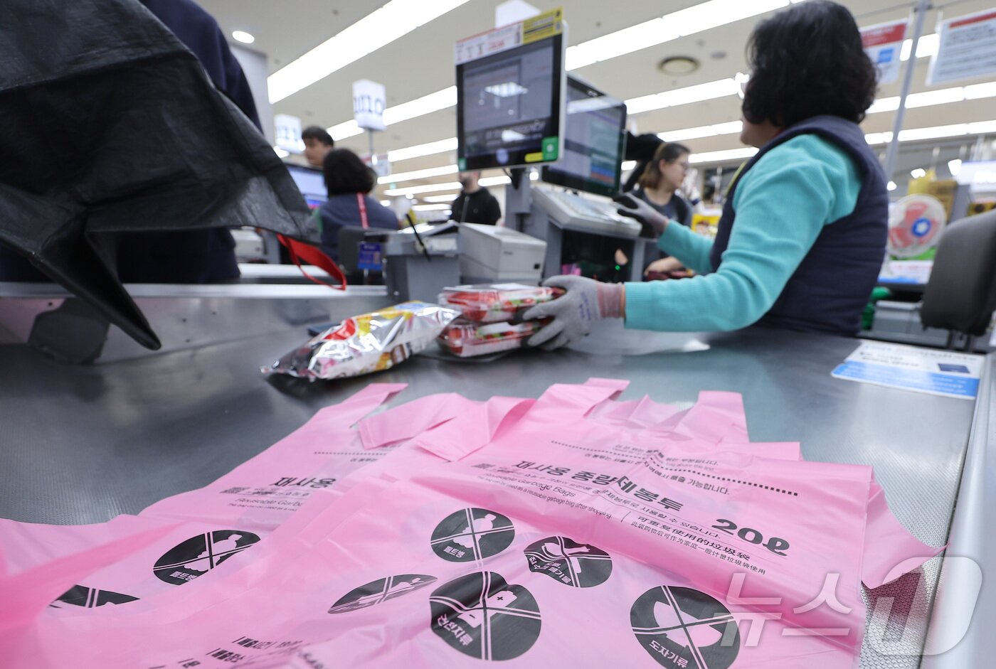 본문 이미지 - 27일 서울 시내 한 대형마트에 종량제 봉투가 놓여져 있다. 2026.3.27 ⓒ 뉴스1 김성진 기자