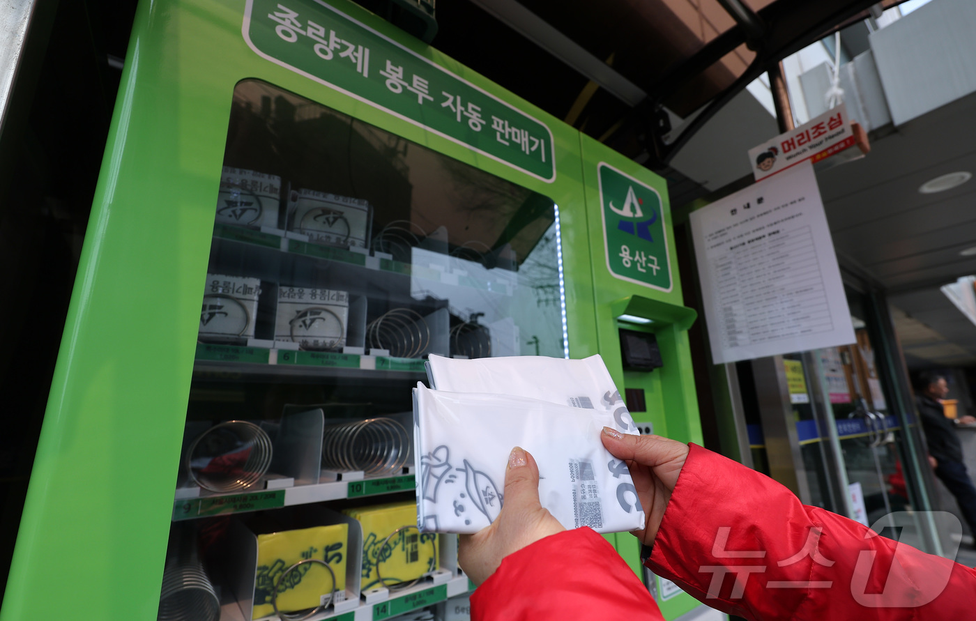 (서울=뉴스1) 김성진 기자 = 플라스틱과 고무 비닐 등의 원료인 에틸렌·프로필렌을 만드는 데 쓰이는 나프타(납사) 수출이 오늘(27일)부터 전면 금지된다.중동 전쟁이 장기화하면서 …