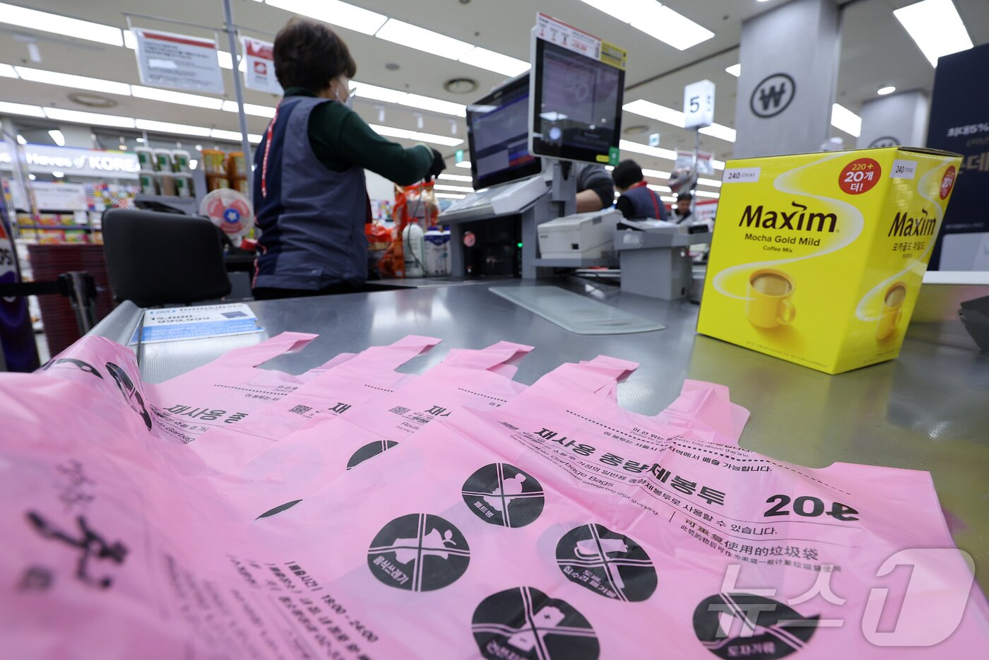 본문 이미지 - 27일 서울 시내 한 대형마트에 종량제 봉투가 놓여져 있다. 2026.3.27 ⓒ 뉴스1 김성진 기자