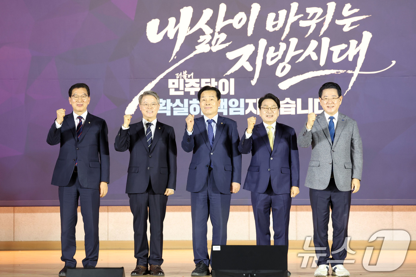 (목포=뉴스1) 이승현 기자 = 27일 오후 전남 목포수산물유통센터 다목적강당에서 열린 더불어민주당 전남광주통합특별시장 후보자 선출을 위한 정책배심원 권역별 심층토론회에서 후보들이 …