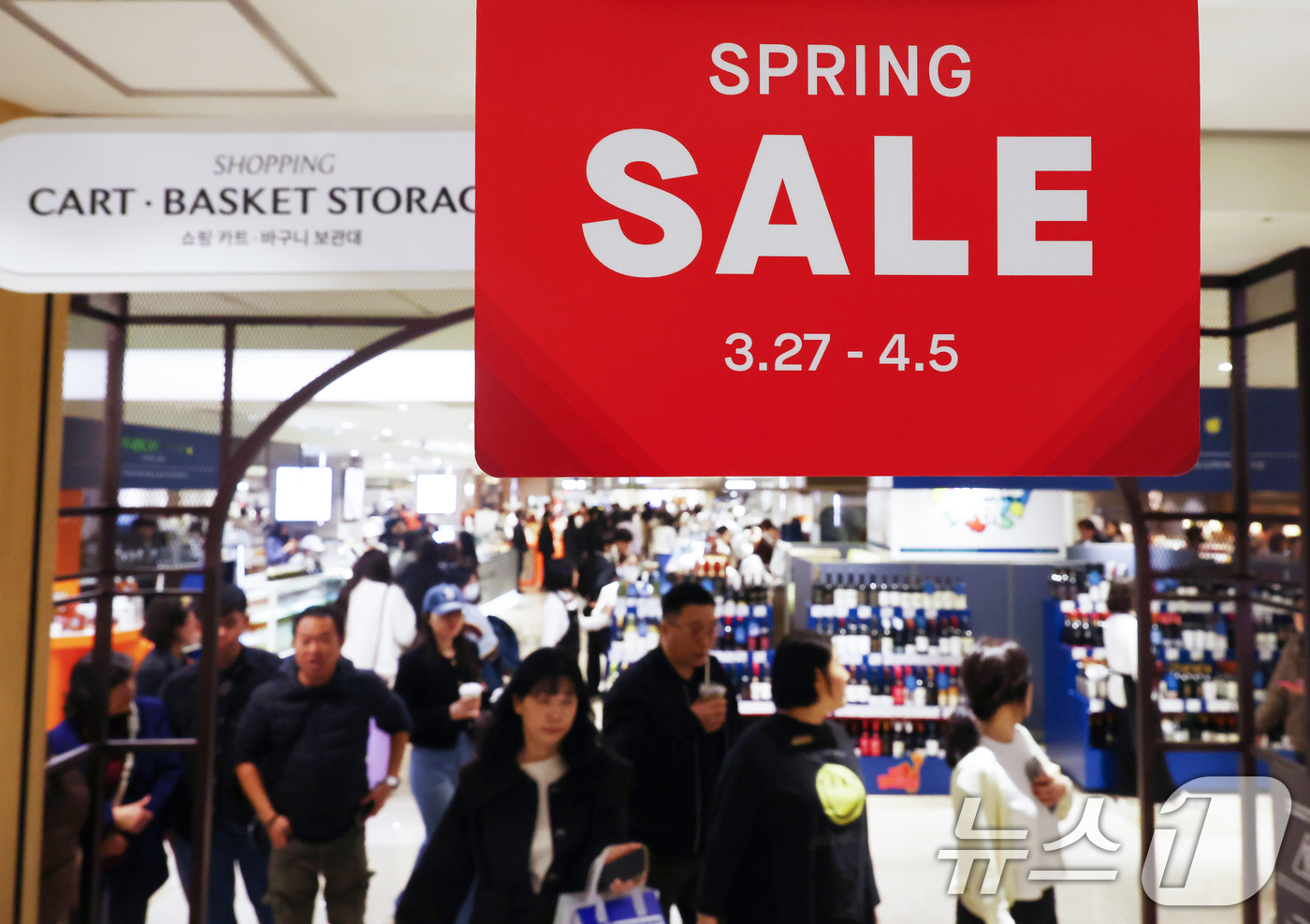 (서울=뉴스1) 김민지 기자 = 롯데·신세계·현대 등 국내 백화점 3사가 봄 정기 세일을 시작한 27일 오후 서울 중구 롯데백화점 본점에 스프링 세일 안내문이 붙어 있다.롯데백화점 …