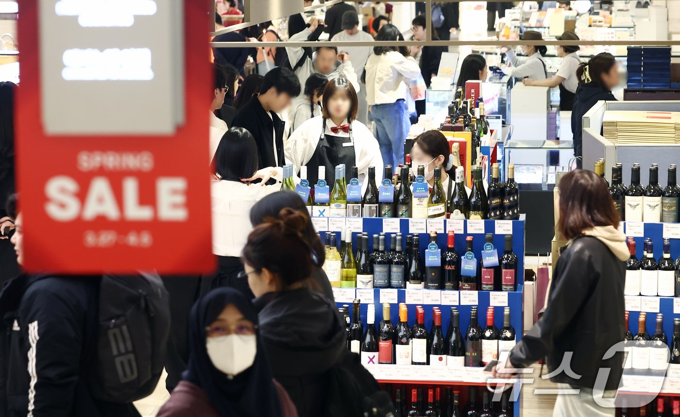 (서울=뉴스1) 김민지 기자 = 롯데·신세계·현대 등 국내 백화점 3사가 봄 정기 세일을 시작한 27일 오후 서울 중구 롯데백화점 본점이 시민들로 붐비고 있다.롯데백화점은 이날부터 …