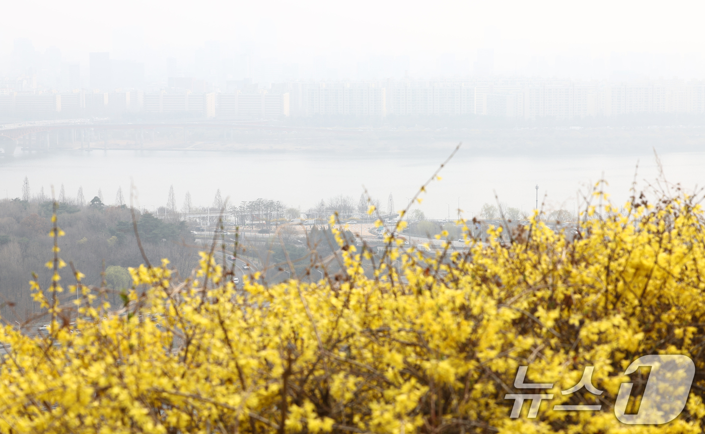 (서울=뉴스1) 김민지 기자 = 전국 대부분 지역의 초미세먼지 농도가 '나쁨' 수준을 보인 27일 오후 서울 성동구 응봉산에서 바라본 도심이 뿌옇게 보이고 있다. 2026.3.27 …
