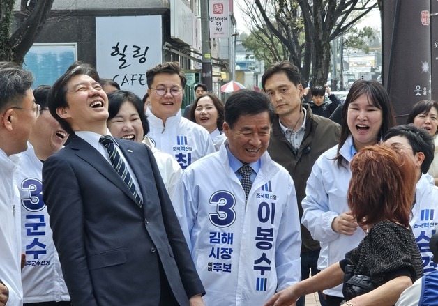 '의미 있는 지역' 김해 찾은 조국…민심 잡고 후보 지지율 올리고