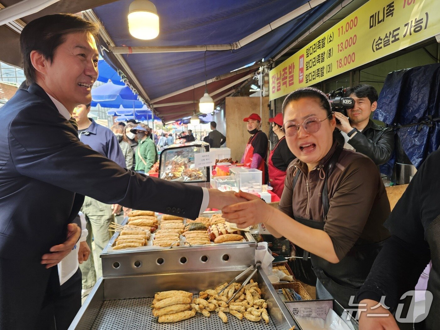 본문 이미지 - 조국 조국혁신당 대표가 27일 오일장이 열린 김해시 서상동을 찾아 상인과 인사하고 있다. 2026.3.27 ⓒ 뉴스1 박민석 기자