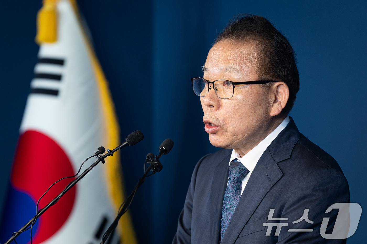 (서울=뉴스1) 유승관 기자 = 김이수 더불어민주당 중앙당 공천관리위원장이 27일 서울 여의도 당사에서 공천 심사 결과를 발표하고 있다.민주당 공천관리위원회는 6·3 지방선거 대구 …