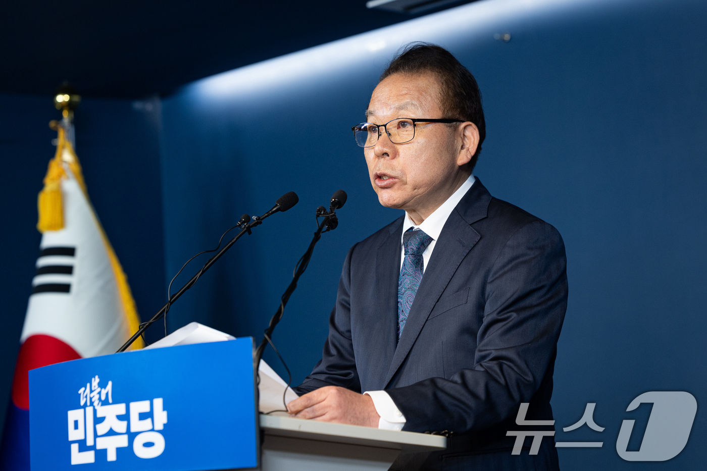 (서울=뉴스1) 유승관 기자 = 김이수 더불어민주당 중앙당 공천관리위원장이 27일 서울 여의도 당사에서 공천 심사 결과를 발표하고 있다.민주당 공천관리위원회는 6·3 지방선거 대구 …