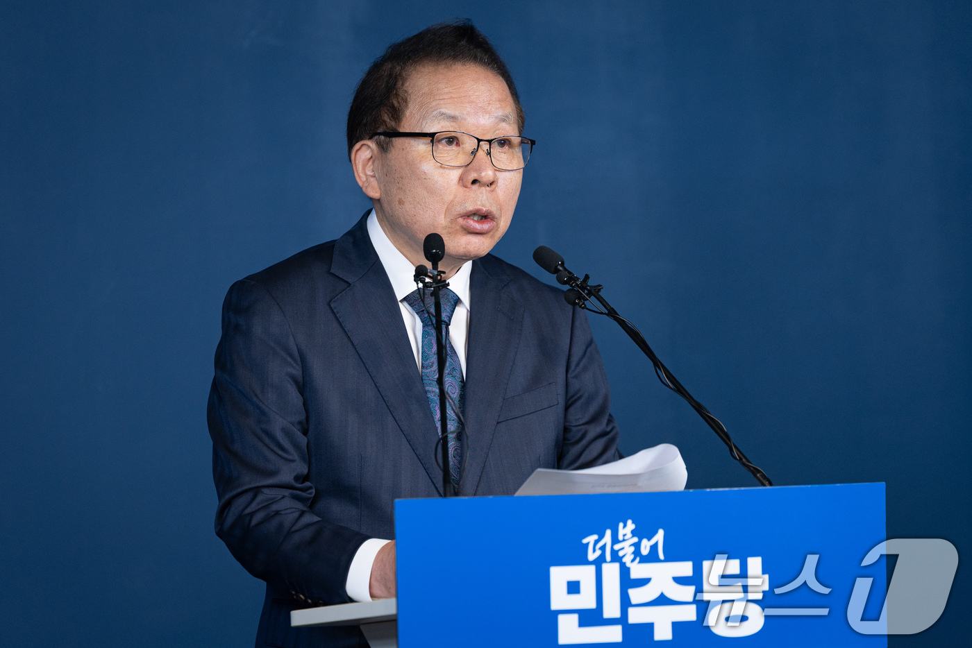 (서울=뉴스1) 유승관 기자 = 김이수 더불어민주당 중앙당 공천관리위원장이 27일 서울 여의도 당사에서 공천 심사 결과를 발표하고 있다.민주당 공천관리위원회는 6·3 지방선거 대구 …