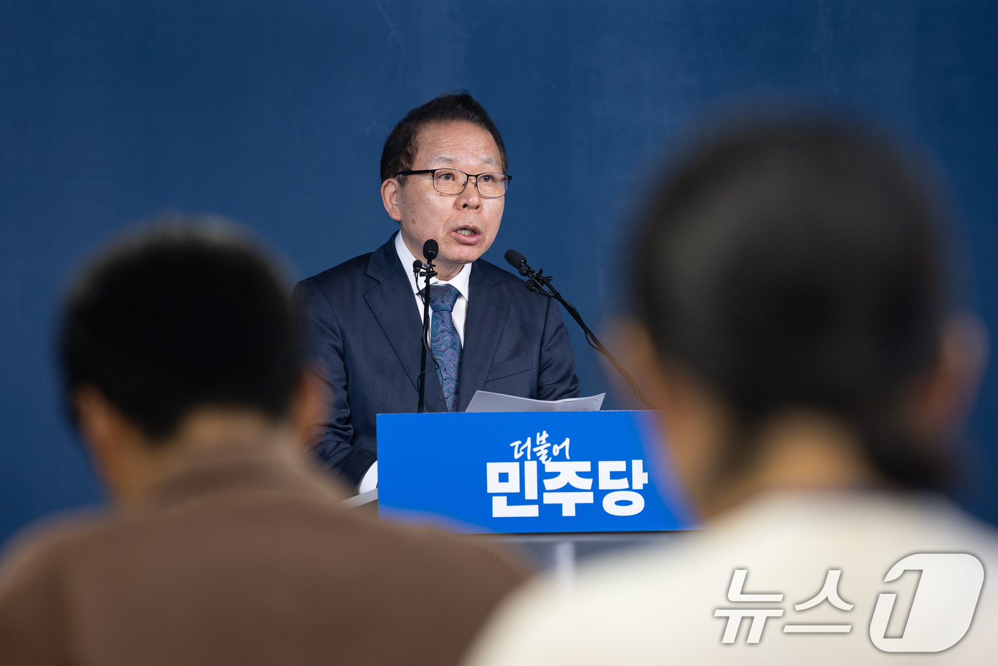 (서울=뉴스1) 유승관 기자 = 김이수 더불어민주당 중앙당 공천관리위원장이 27일 서울 여의도 당사에서 공천 심사 결과를 발표하고 있다.민주당 공천관리위원회는 6·3 지방선거 대구 …