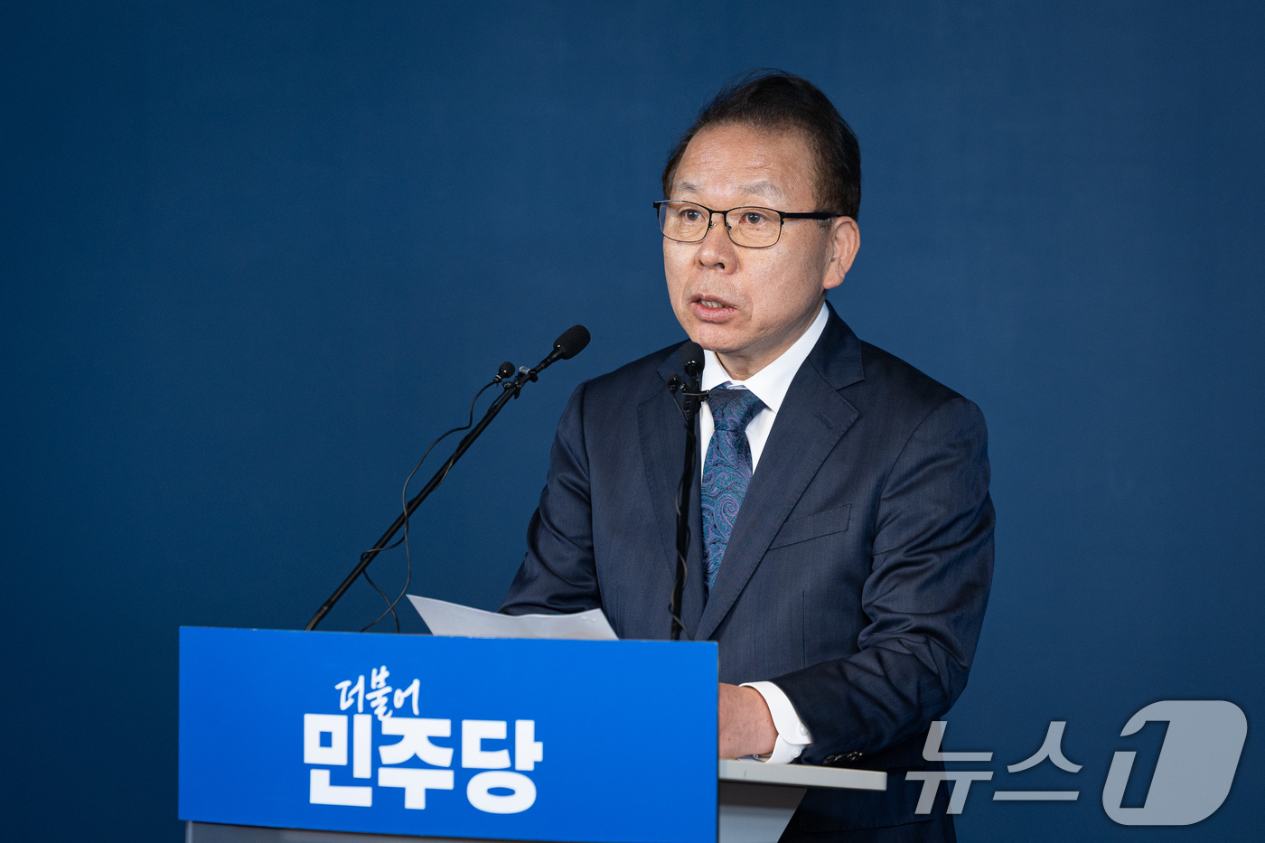 (서울=뉴스1) 유승관 기자 = 김이수 더불어민주당 중앙당 공천관리위원장이 27일 서울 여의도 당사에서 공천 심사 결과를 발표하고 있다.민주당 공천관리위원회는 6·3 지방선거 대구 …