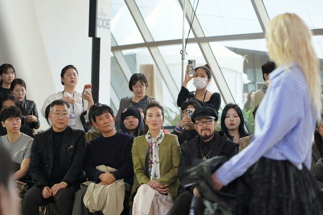 성래은 한국패션협회장, 패션코드 2026 FW 현장 방문