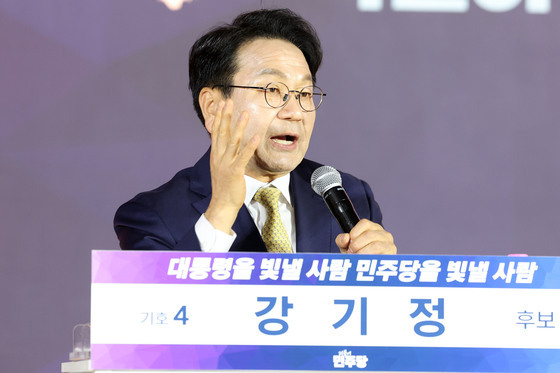 배심원 질문에 답변하는 강기정