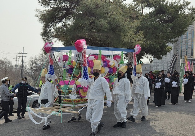 "방관 말고 책임져라"…자임추모공원 유족들, 전북도청까지 상여 시위