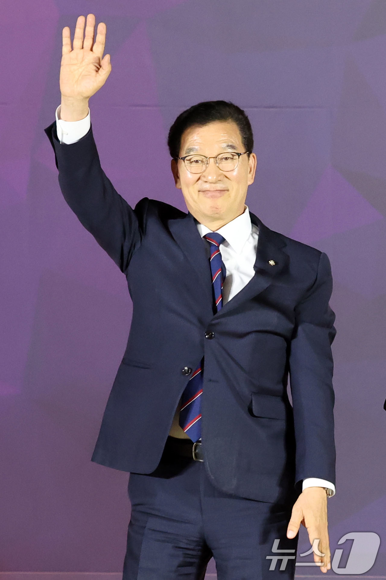 (목포=뉴스1) 이승현 기자 = 신정훈 더불어민주당 전남광주통합특별시장 후보가 27일 오후 전남 목포수산물유통센터 다목적강당에서 열린 시장 후보자 선출을 위한 정책배심원 권역별 심 …