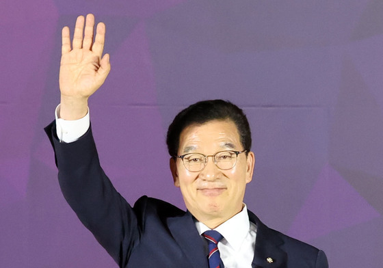 인사하는 신정훈 후보