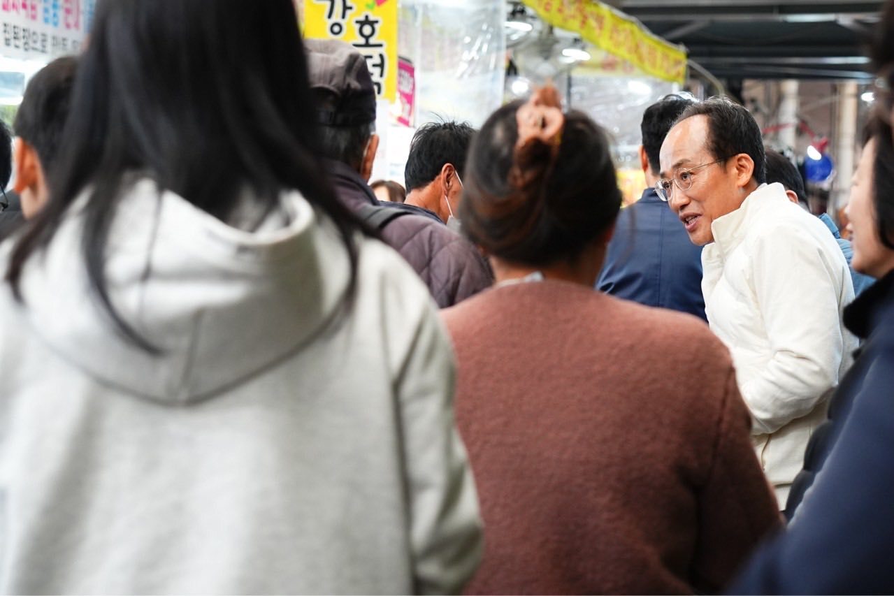 본문 이미지 - 추경호 국민의힘 의원이 지난 22일 대구 서문시장을 찾아 시민들과 상인들에게 인사하고 있다. (사진=추 의원 페이스북)