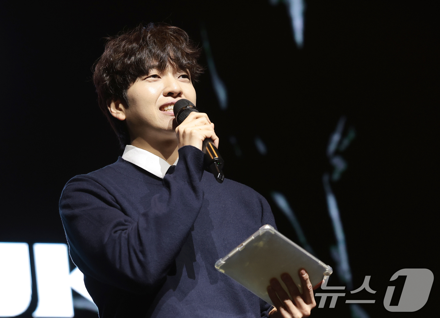 (서울=뉴스1) 권현진 기자 = 방송인 유재필이 27일 서울 서대문구 신촌 예스24 원더로크홀에서 열린 태국 가수 지 프룩 내한 기자간담회에서 진행을 하고 있다. 2026.3.27 …