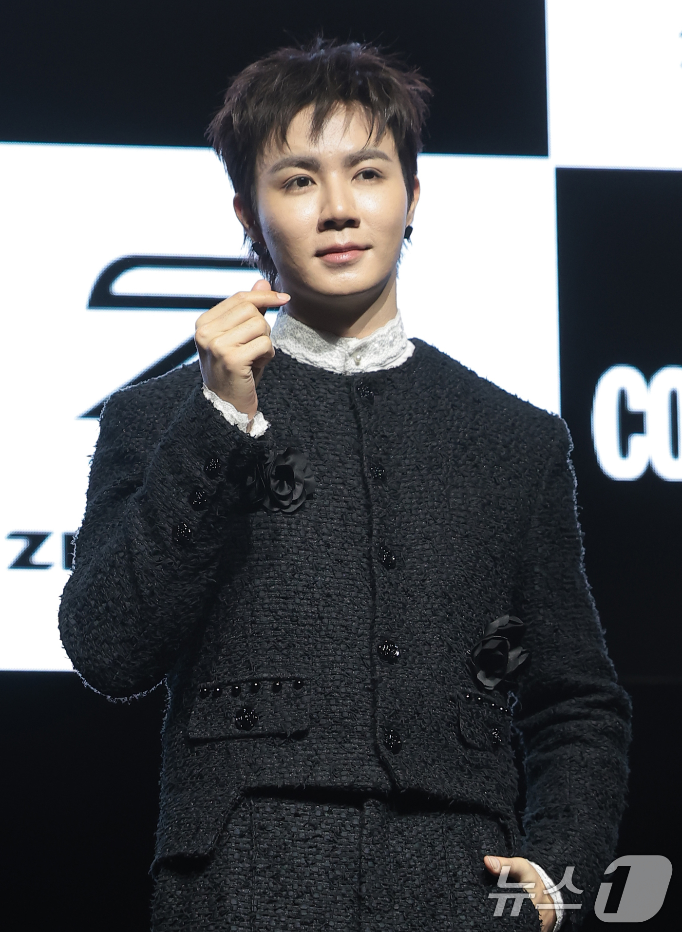 (서울=뉴스1) 권현진 기자 = 태국 가수 지 프룩(Zee Pruk)이 27일 서울 서대문구 신촌 예스24 원더로크홀에서 가진 내한 기자간담회에서 포즈를 취하고 있다. 2026.3 …