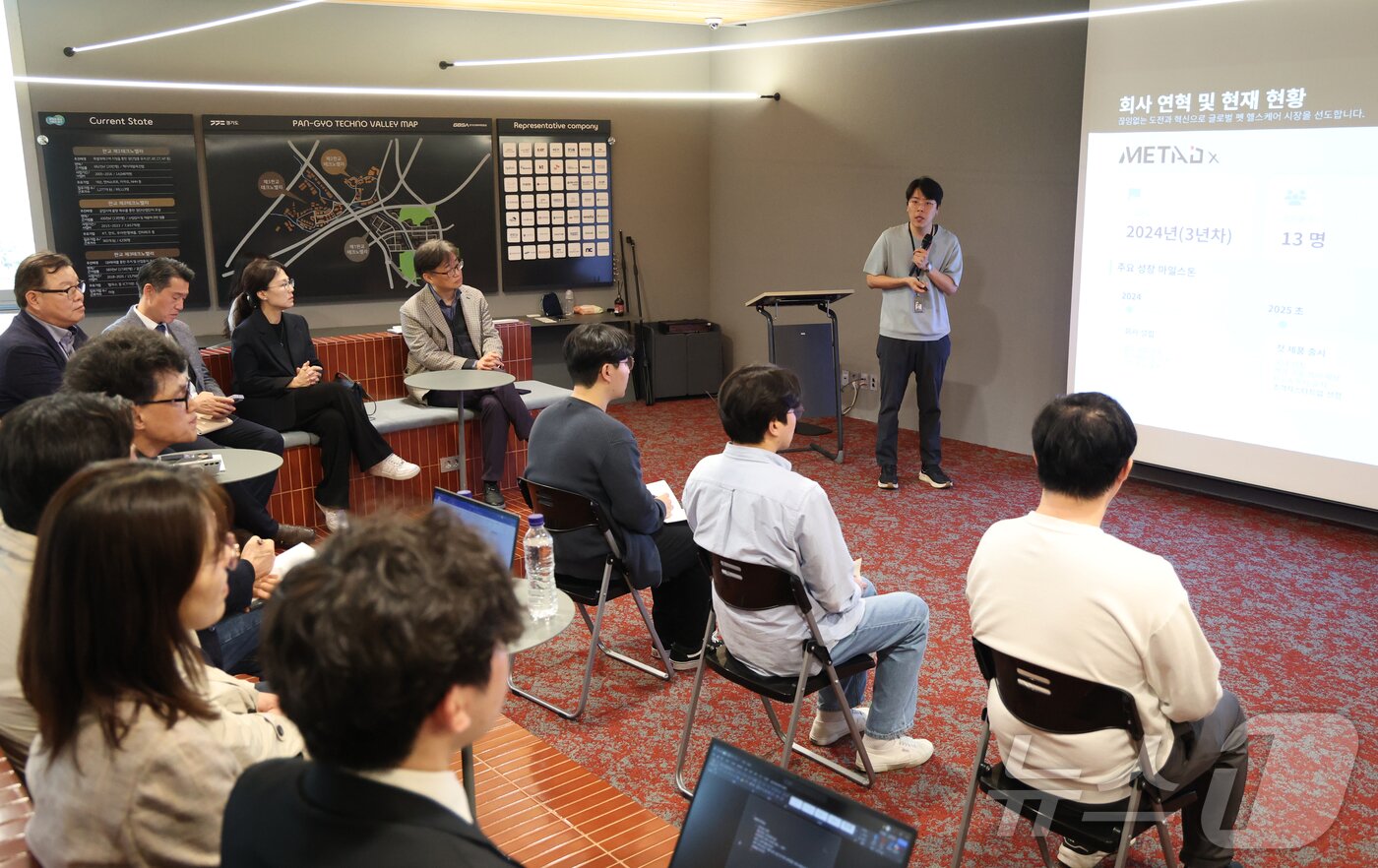 본문 이미지 - 김진욱 메타디엑스 대표가 27일 경기 성남시 분당구 판교스타트업캠퍼스에서 열린 '반려동물 산업 육성 협의회 제19회 IR(기업설명회) 데이'에서 성과 발표를 하고 있다. ⓒ 뉴스1 김영운 기자