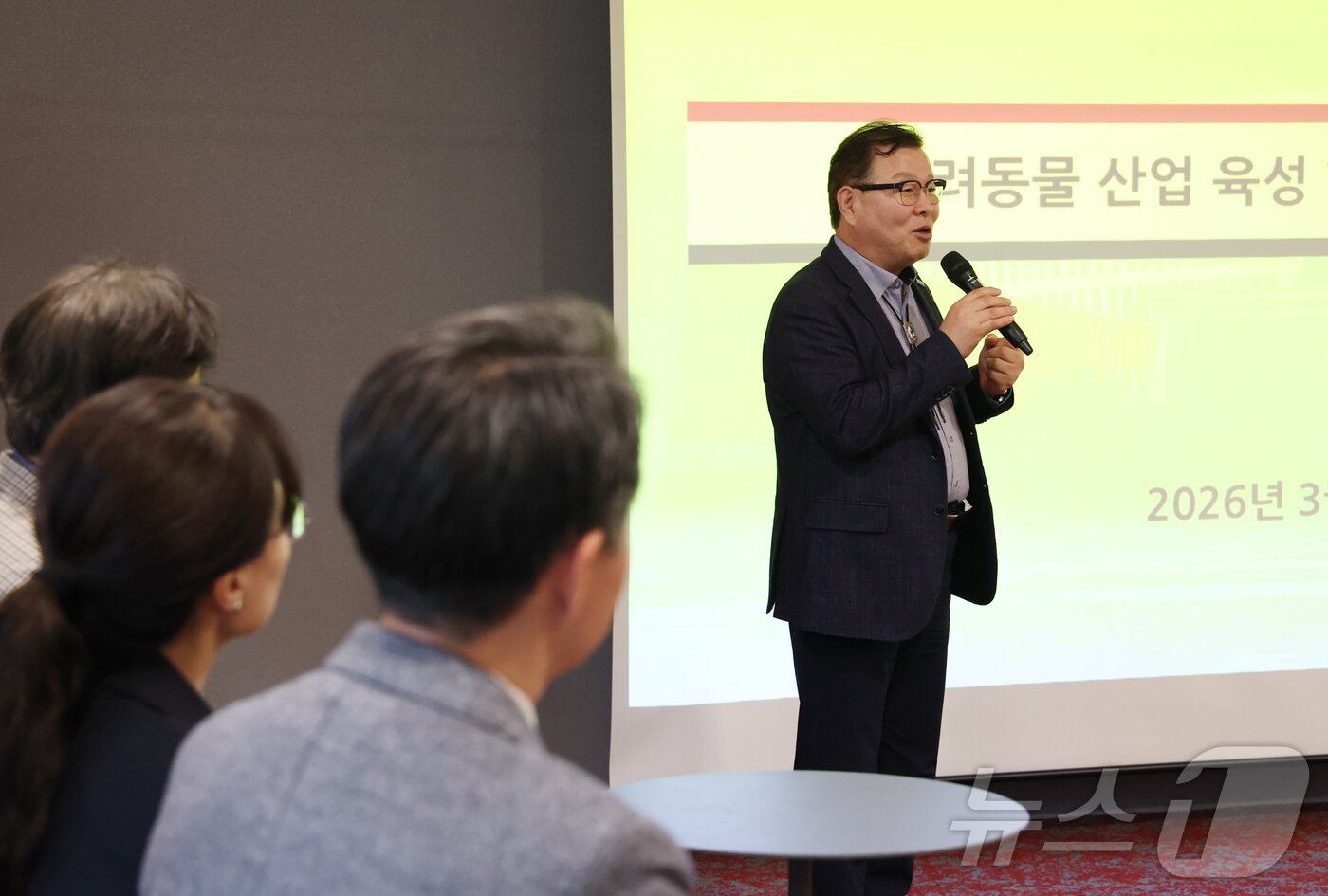 본문 이미지 - 허주형 아시아태평양수의사회 회장이 27일 경기 성남시 분당구 판교스타트업캠퍼스에서 열린 '반려동물 산업 육성 협의회 제19회 IR(기업설명회) 데이'에서 인사말을 하고 있다. ⓒ 뉴스1 김영운 기자