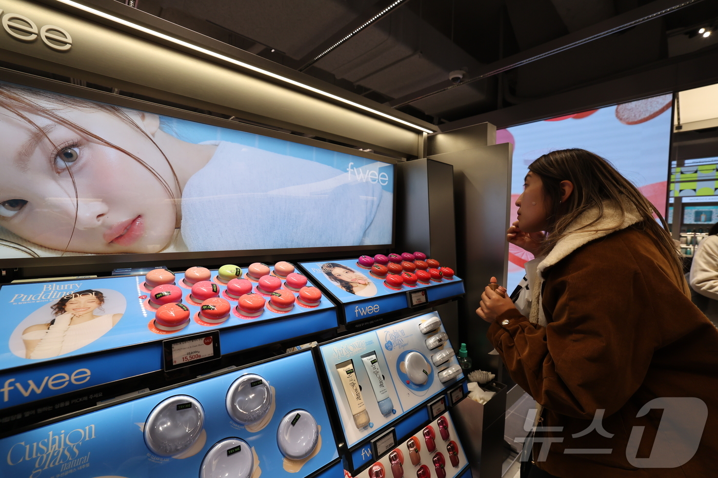 (서울=뉴스1) 이종수 인턴기자 = 27일 서울 중구 명동의 한 화장품 가게에서 외국인 관광객이 화장품을 체험하고 있다. 2026.3.27/뉴스1