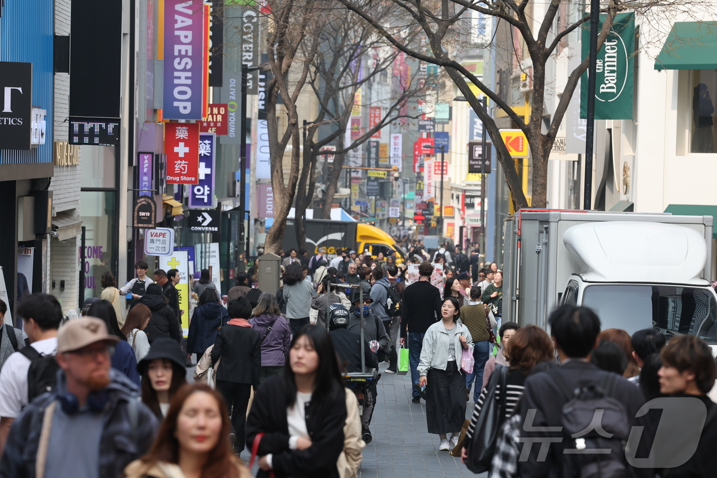 (서울=뉴스1) 이종수 인턴기자 = 27일 서울 중구 명동거리가 외국인 관광객들로 붐비고 있다. 2026.3.27/뉴스1