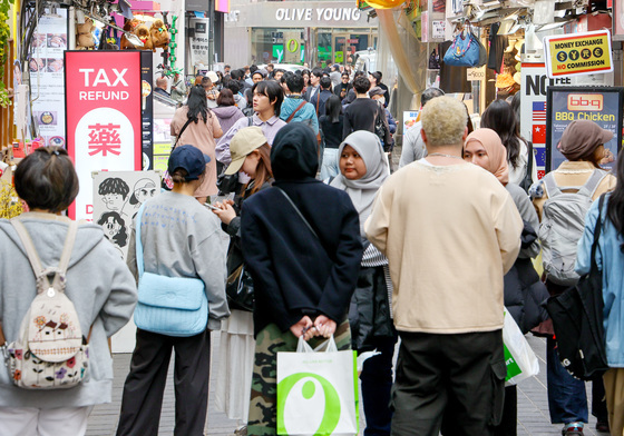 [뉴스톡톡]경기 불황에도 유통가가 지역 투자 늘리는 이유