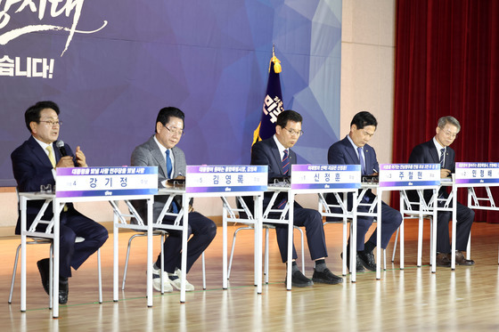 토론회 집중하는 후보들