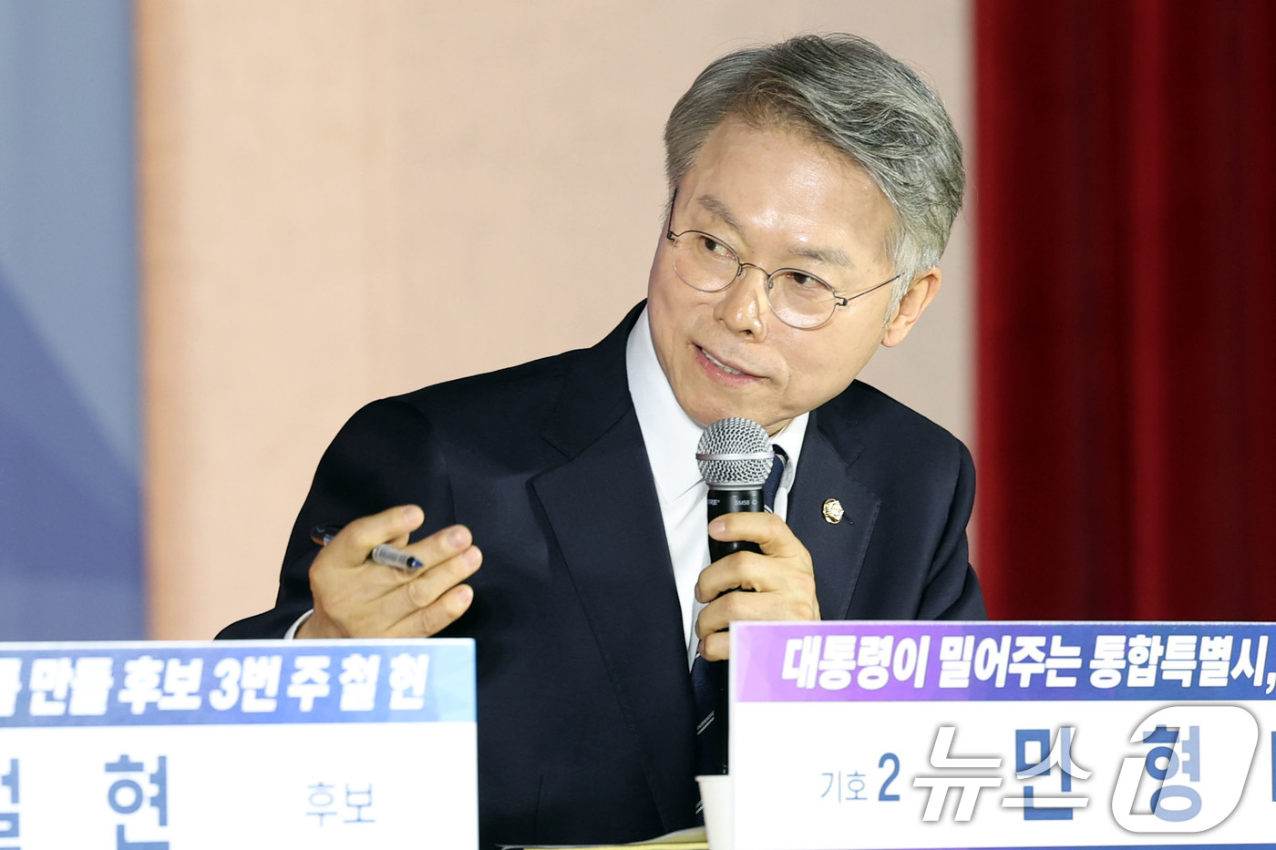 (목포=뉴스1) 이승현 기자 = 민형배 더불어민주당 전남광주통합특별시장 후보가 27일 오후 전남 목포수산물유통센터 다목적강당에서 열린 시장 후보자 선출을 위한 정책배심원 권역별 심 …