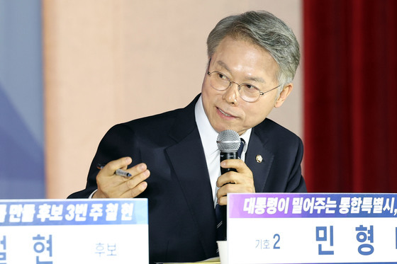 후보들에 질문 하는 민형배