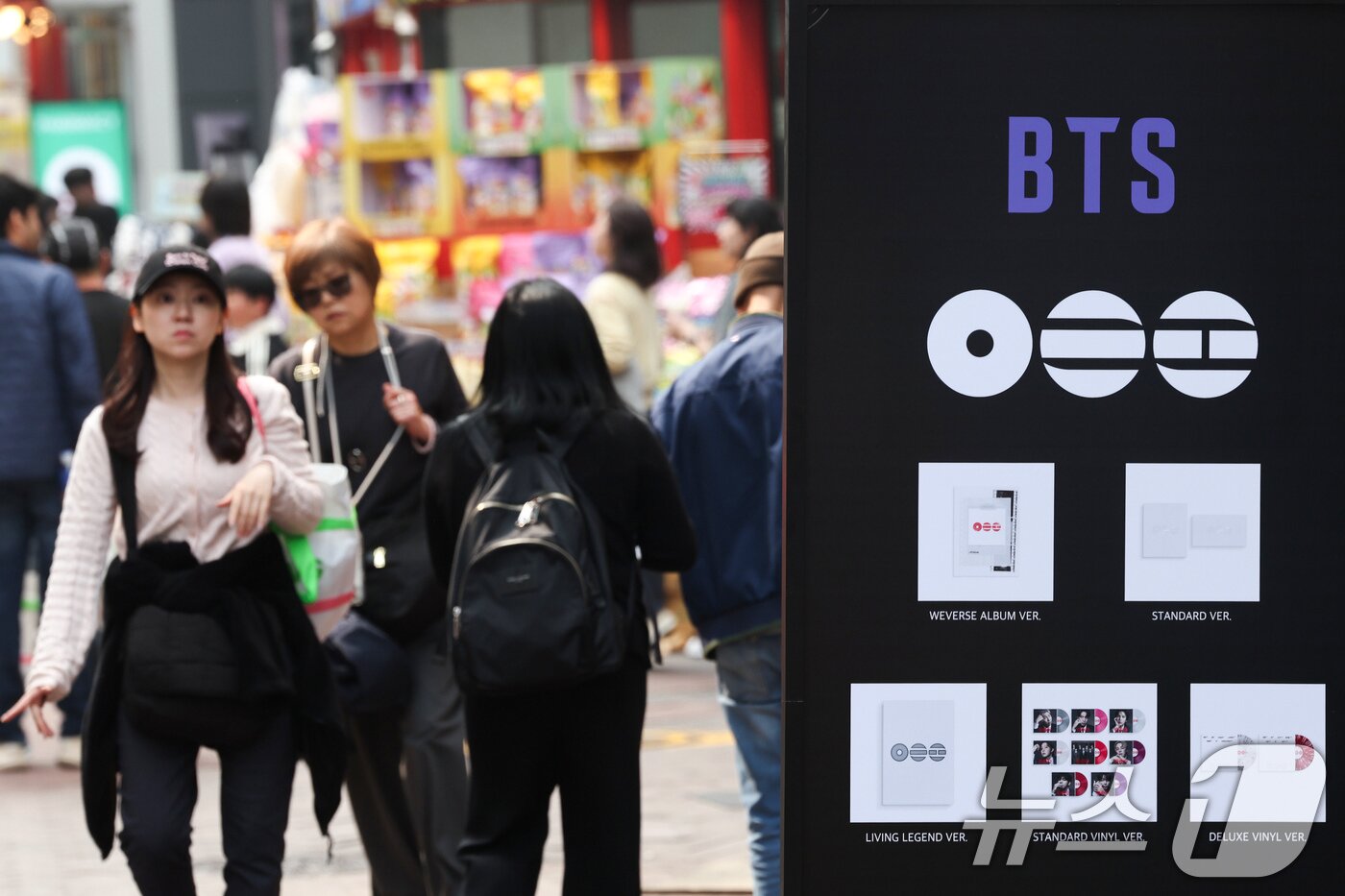 본문 이미지 - BTS 광화문 공연 효과로 지난달 27일 서울 중구 명동 거리가 관광객들로 북적이고 있다. 2026.3.27 ⓒ 뉴스1 임지훈 인턴기자