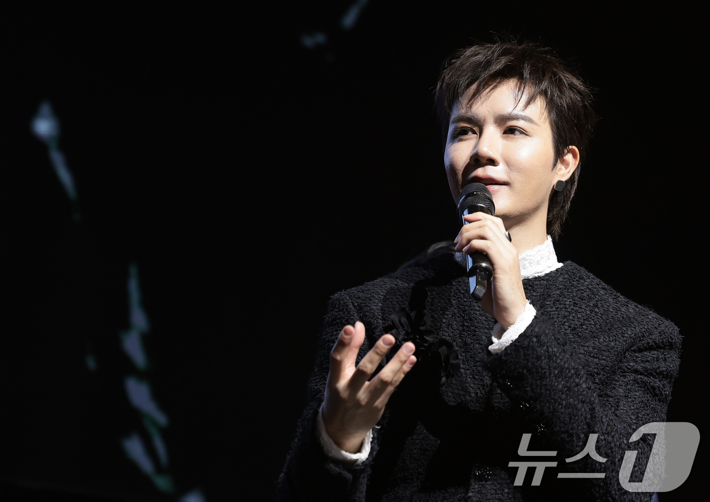 (서울=뉴스1) 권현진 기자 = 태국 가수 지 프룩(Zee Pruk)이 27일 서울 서대문구 신촌 예스24 원더로크홀에서 가진 내한 기자간담회에서 취재진 질문에 답하고 있다. 20 …