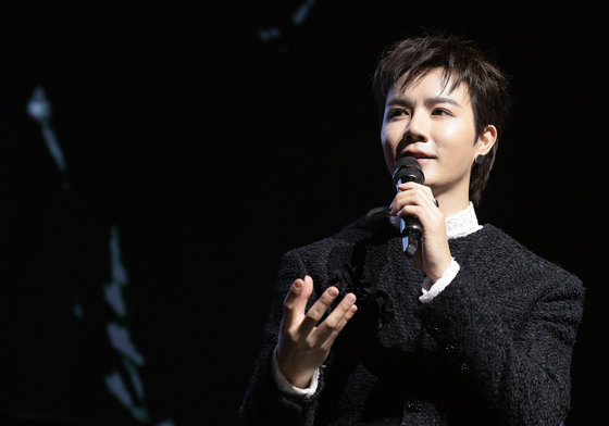 취재진 질문에 답하는 지 프룩