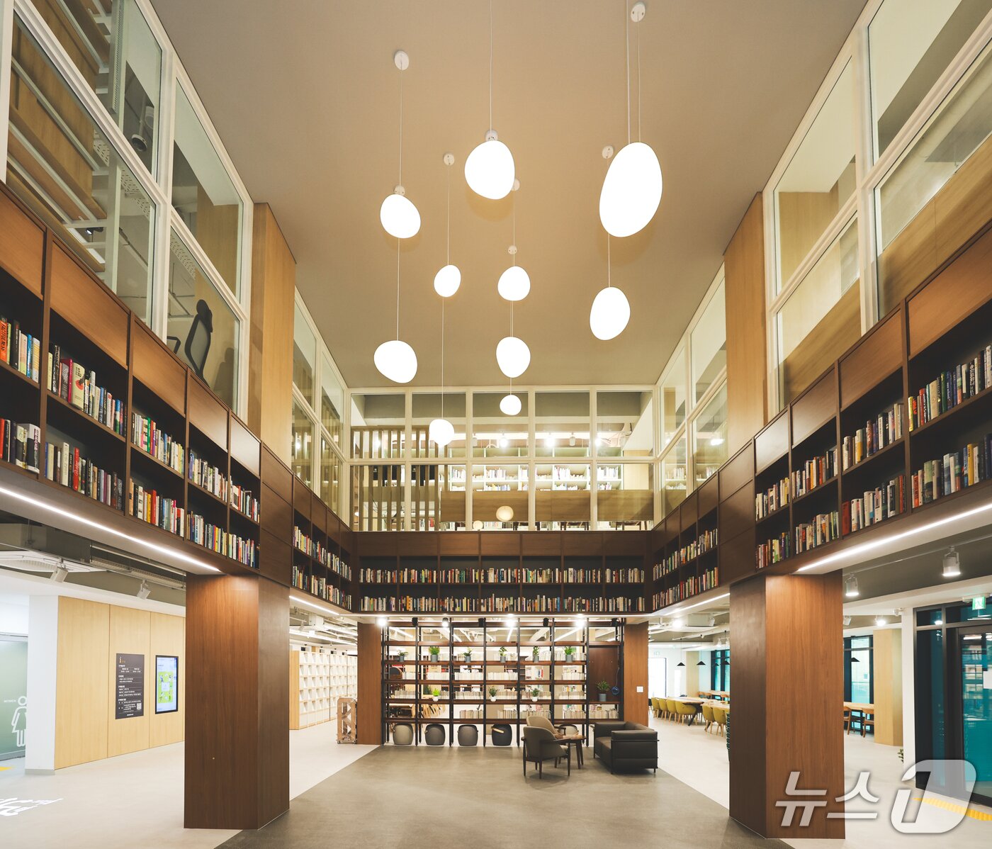 본문 이미지 - 용인중앙도서관 로비 모습.(용인시 제공)