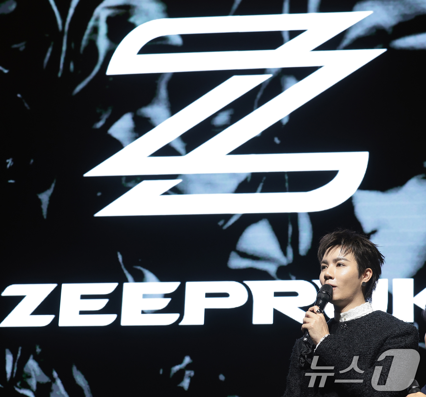 (서울=뉴스1) 권현진 기자 = 태국 가수 지 프룩(Zee Pruk)이 27일 서울 서대문구 신촌 예스24 원더로크홀에서 가진 내한 기자간담회에서 취재진 질문에 답하고 있다. 20 …