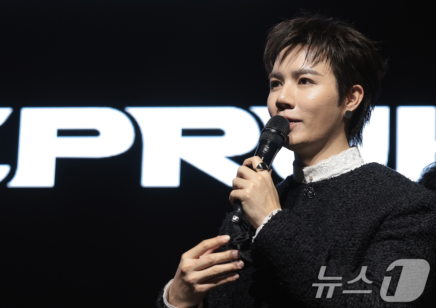 (서울=뉴스1) 권현진 기자 = 태국 가수 지 프룩(Zee Pruk)이 27일 서울 서대문구 신촌 예스24 원더로크홀에서 가진 내한 기자간담회에서 인사말을 하고 있다. 2026.3 …