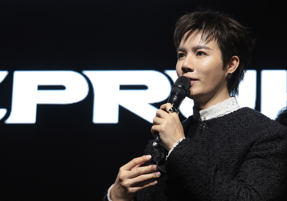 인사말 하는 태국 가수 지 프룩