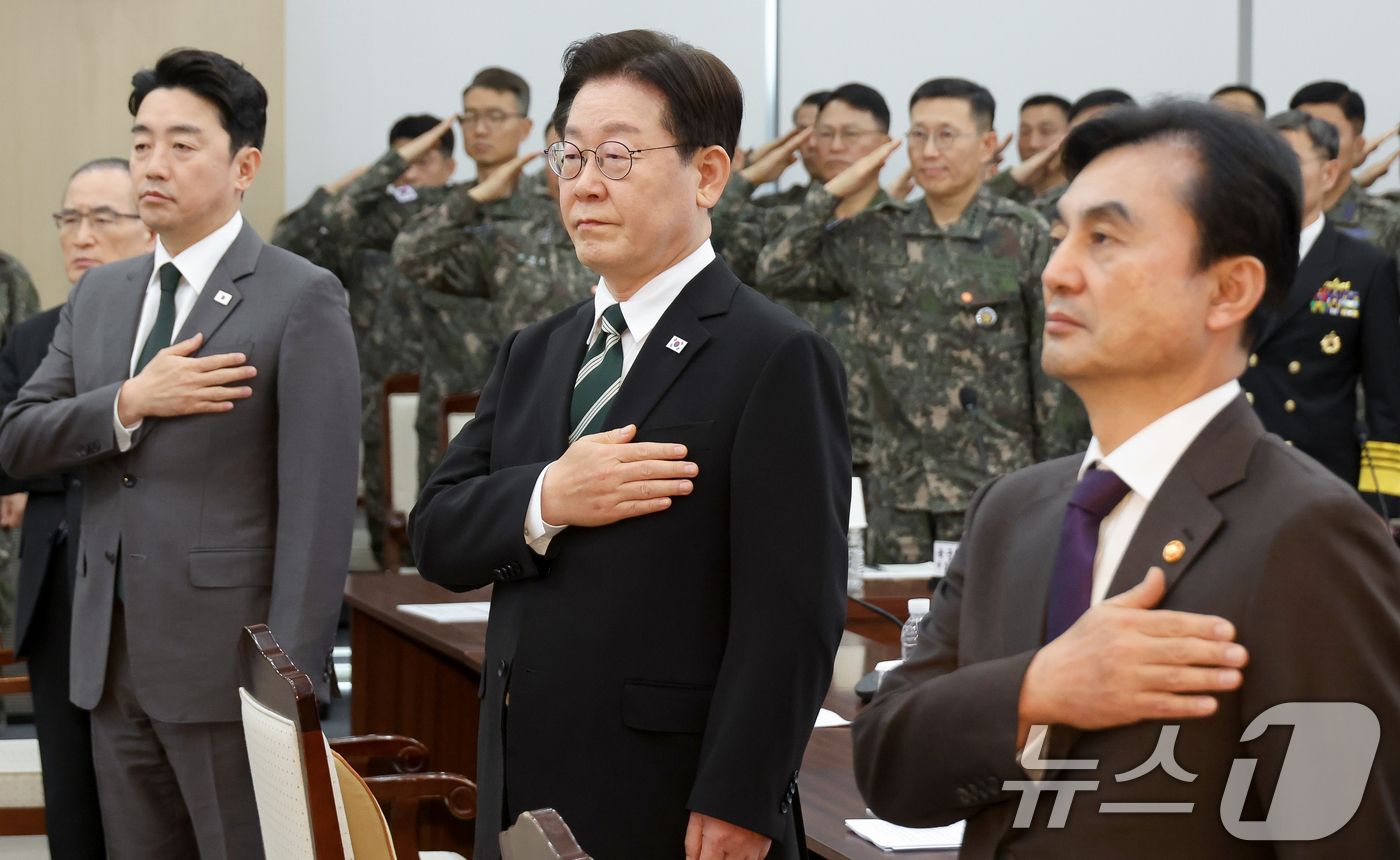 (서울=뉴스1) 허경 기자 = 이재명 대통령이 27일 서울 용산구 국방부에서 열린 전군 주요 지휘관 회의에서 국민의례를 하고 있다. (청와대통신사진기자단) 2026.3.27/뉴스1 …