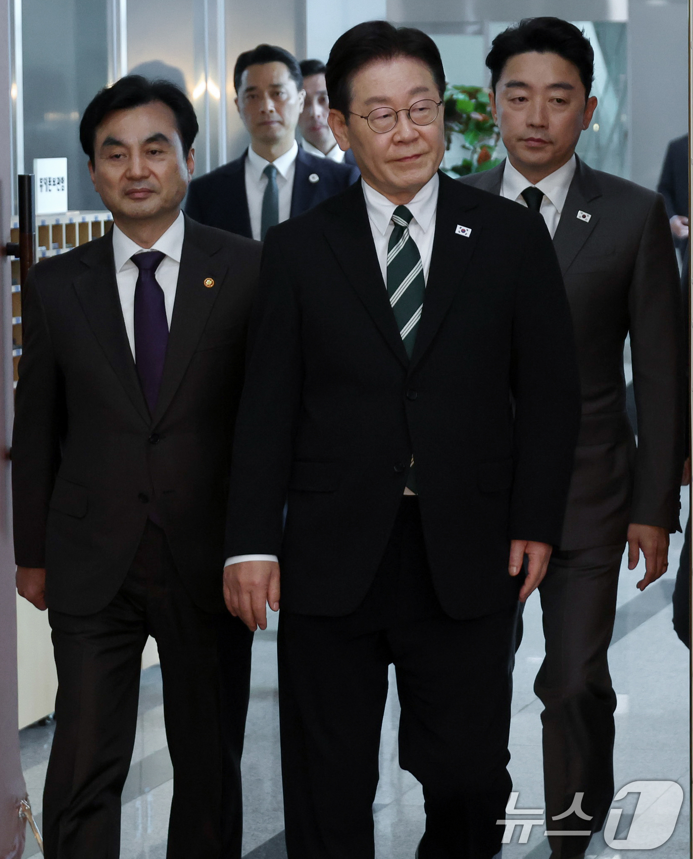 (서울=뉴스1) 허경 기자 = 이재명 대통령이 27일 서울 용산구 국방부에서 열린 전군 주요 지휘관 회의에 입장하고 있다. (청와대통신사진기자단) 2026.3.27/뉴스1