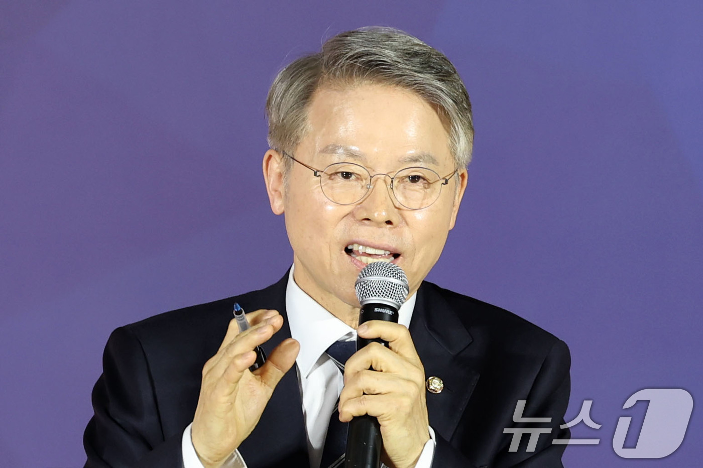 (목포=뉴스1) 이승현 기자 = 민형배 더불어민주당 전남광주통합특별시장 예비후보가 27일 오후 전남 목포수산물유통센터 다목적강당에서 열린 더불어민주당 전남광주통합특별시장 후보자 선 …