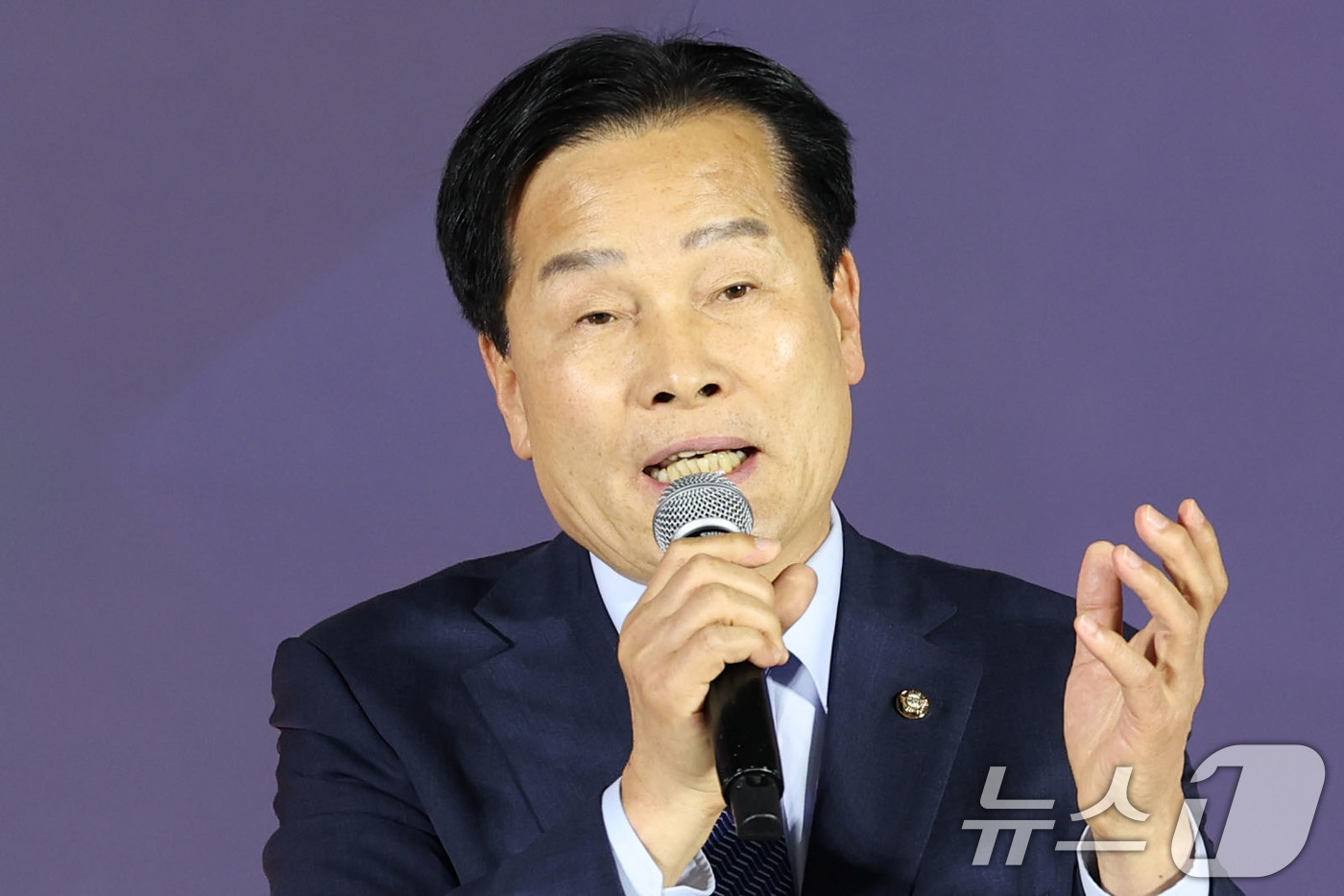 (목포=뉴스1) 이승현 기자 = 주철현 더불어민주당 전남광주통합특별시장 예비후보가 27일 오후 전남 목포수산물유통센터 다목적강당에서 열린 더불어민주당 전남광주통합특별시장 후보자 선 …