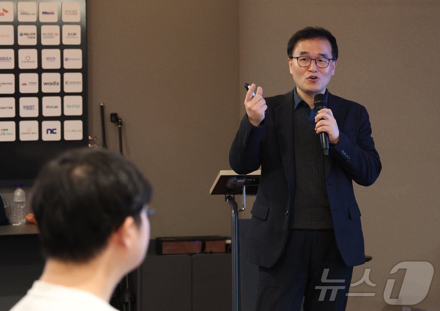 본문 이미지 - 조쌍구 스템엑소원 대표가 27일 경기 성남시 분당구 판교스타트업캠퍼스에서 열린 '반려동물 산업 육성 협의회 제19회 IR(기업설명회) 데이'에서 반려동물 줄기세포 엑소좀 기반 재생치료 기술을 발표하고 있다. 2026.3.27 ⓒ 뉴스1 김영운 기자