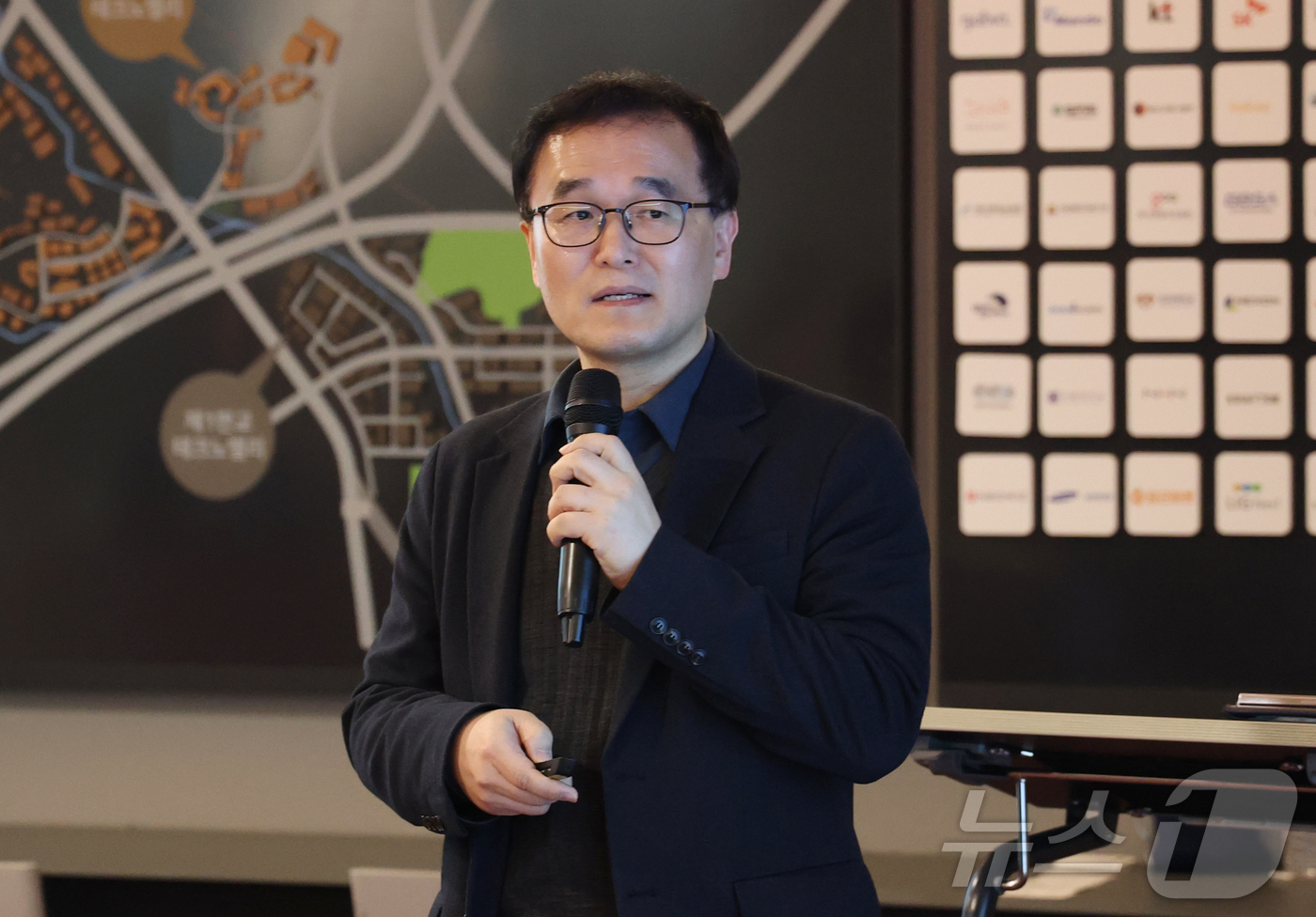 (성남=뉴스1) 김영운 기자 = 조쌍구 스템엑소원 대표가 27일 경기 성남시 분당구 판교스타트업캠퍼스에서 열린 '반려동물 산업 육성 협의회 제19회 IR(기업설명회) 데이'에서 반 …