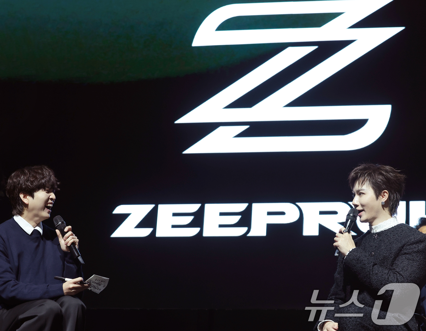 (서울=뉴스1) 권현진 기자 = 방송인 유재필(왼쪽)이 27일 서울 서대문구 신촌 예스24 원더로크홀에서 열린 태국 가수 지 프룩 내한 기자간담회에서 진행을 하고 있다. 2026. …