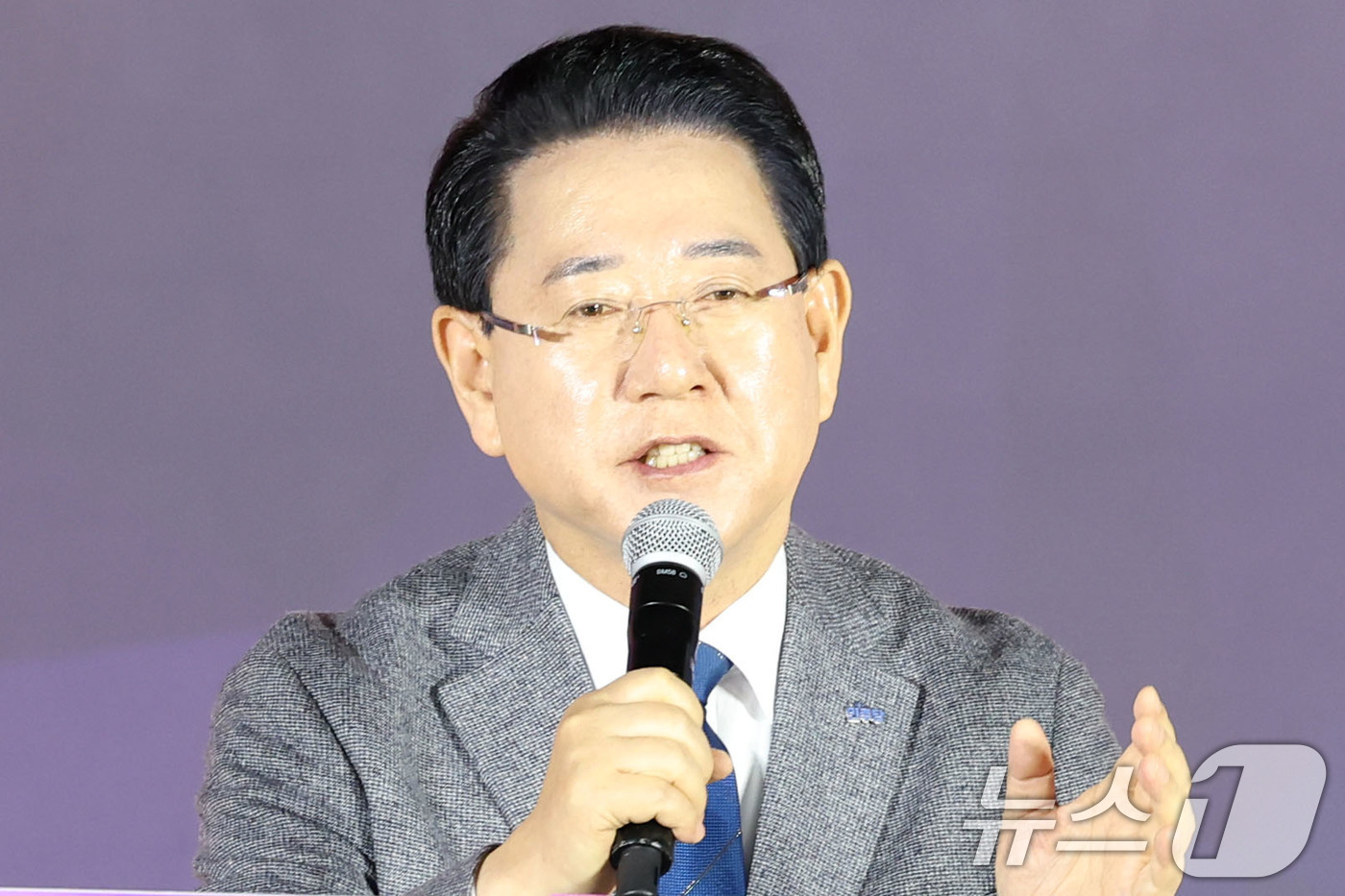 (목포=뉴스1) 이승현 기자 = 김영록 더불어민주당 전남광주통합특별시장 예비후보가 27일 오후 전남 목포수산물유통센터 다목적강당에서 열린 더불어민주당 전남광주통합특별시장 후보자 선 …