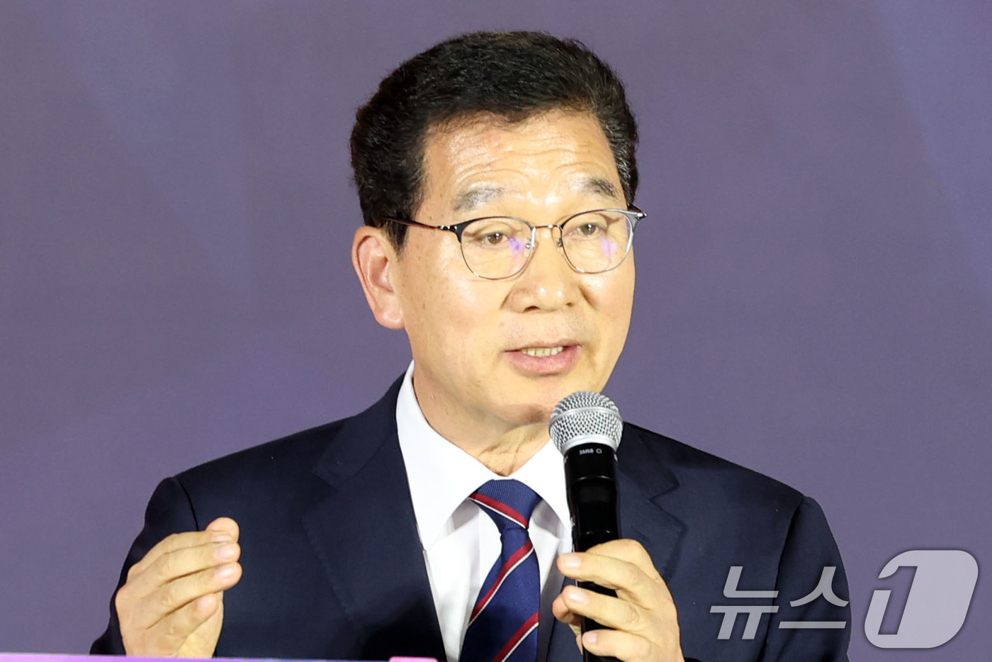 (목포=뉴스1) 이승현 기자 = 신정훈 더불어민주당 전남광주통합특별시장 예비후보가 27일 오후 전남 목포수산물유통센터 다목적강당에서 열린 더불어민주당 전남광주통합특별시장 후보자 선 …