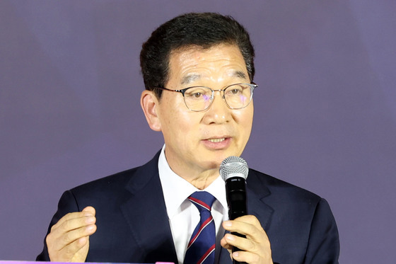 질문에 답하는 신정훈 예비후보