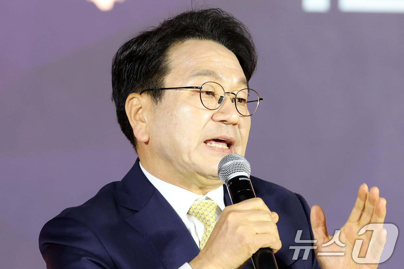 (목포=뉴스1) 이승현 기자 = 강기정 더불어민주당 전남광주통합특별시장 예비후보가 27일 오후 전남 목포수산물유통센터 다목적강당에서 열린 더불어민주당 전남광주통합특별시장 후보자 선 …